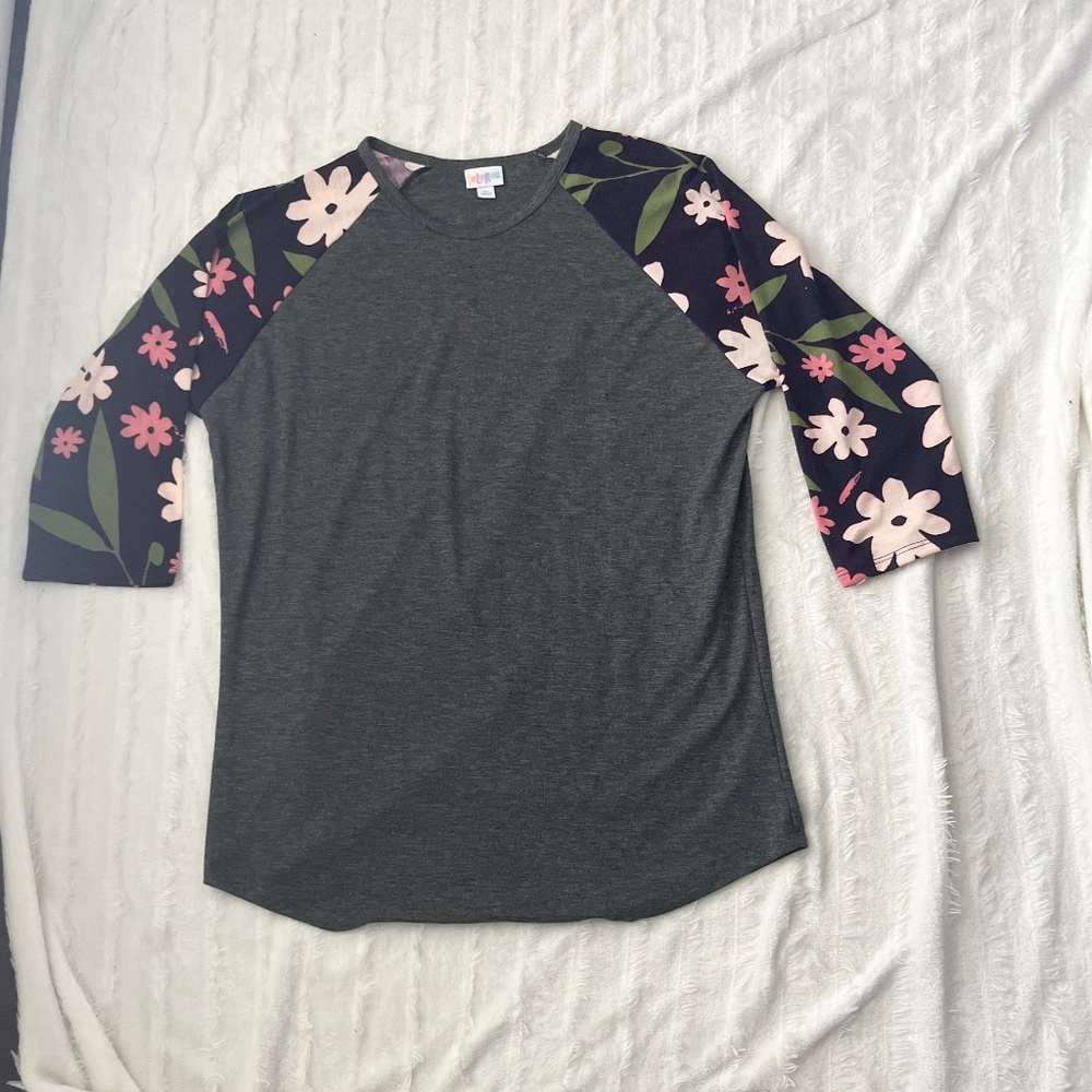 NWT Lu La Roe Women’s Grey Floral Half Sleeve Shirt